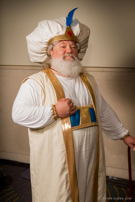 The Sultan (Aladdin) | MEGACON 2016                                                                                                                                                                                 More Sultan Costume Aladdin, Aladdin Jr Costumes, Aladdin Sultan, Aladdin Costume Diy, Sultan Costume, Aladdin Show, Aladdin Play, Sultan Aladdin, Disney And Pixar Characters