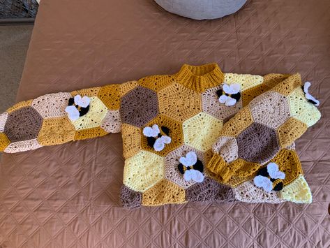 Inspired by Stephanie Lewis’ wall hanging pattern! Crochet Bee Sweater, Bee Sweater, Bee Crochet, Wall Hanging Pattern, Crochet Jumper, Crochet Bee, Crochet Ideas, Bumble Bee, Crochet Blanket