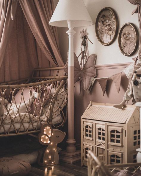 Tangled Nursery, Rainbow Bookshelf, Fairytale Bedroom, Nursery Vintage, Baby Room Design, Vintage Nursery, Baby Bedroom, Vintage Life, Nursery Inspiration