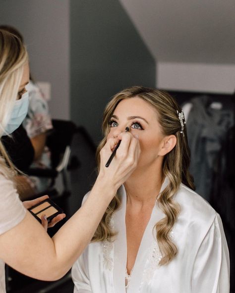 Make Up Artist Professional Photoshoot, Makeup Artist Doing Makeup, Vision Board Ideas Makeup Artist, Makeup Artist Esthetic, Someone Doing Makeup, Getting Makeup Done Aesthetic, Makeup Artist Vision Board Ideas, Makeup Artist Behind The Scenes, Bridal Makeup Artist Aesthetic