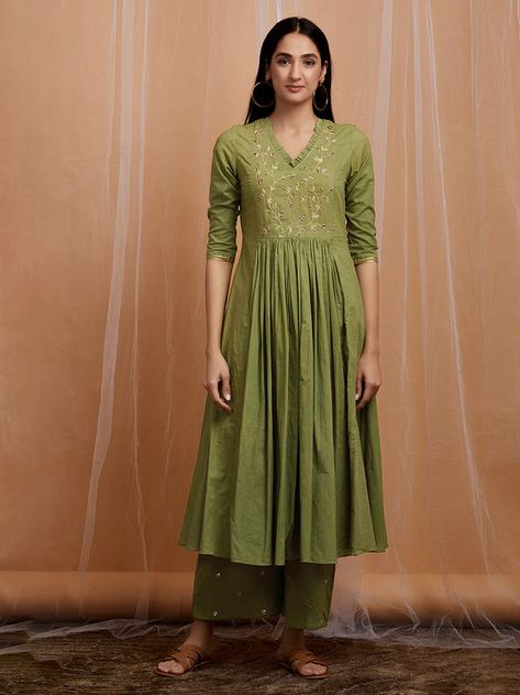 Cotton Dresses Online, डिजाइनर कपड़े, Cut Dresses, Kalamkari Dresses, Kurti Style, Kurti Embroidery, Salwar Dress, Designer Kurti Patterns, Simple Kurti Designs