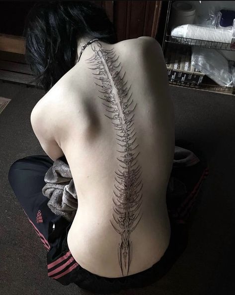 Dark Tattoo Ideas, Rip Tattoos For Mom, Tattoo Fe, Back Tattoos Spine, Gotik Tattoo, Feminine Skull Tattoos, Shadow Tattoo, Feminine Tattoo Sleeves, Scary Tattoos