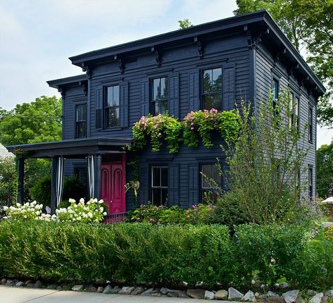 Roger Hazard and Chris Stout-Hazard's Black House with Pink Door in New York sherwin williams 'inkwell' in varying finishes Victorian House Colors, Paint Color Combos, Black Houses, Exterior Paint Color, Lots Of Windows, Property Brothers, Grey Houses, Exterior Paint Colors For House, Exterior Remodel