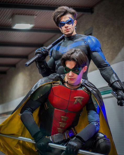 Nightwing Outfit Ideas, Robin Batman Costume, Batman And Robin Halloween Costumes, Nightwing Halloween Costume, Cosplay Robin, Nightwing Costumes, Flash Cosplay, Batman And Robin 1997, Nightwing Cosplay