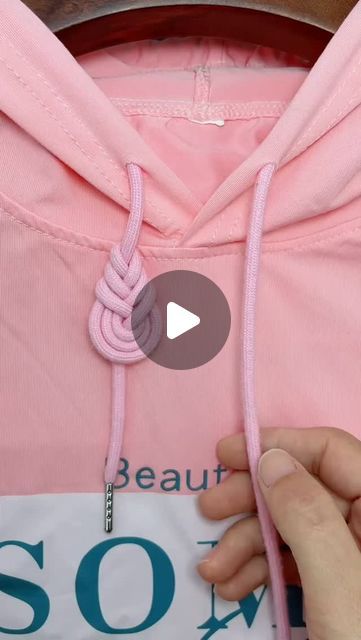 Arts Fusion Studio on Instagram: "Hoodies Knot 🎀. Like ❤️ & Follow 👍
.
.
.
.
#reelsfbシ #homecraft #lifehacks #craft #artdaily #instafeed #trendingreelsvideo #trendingreels #trendingreels #usa #artsandcrafts #artist #artstudio #diycrafts #craftideas #craftsfeed" Tying Hoodie Drawstrings, Hoodie Lace Knot, Hoodie Tie Knots, How To Tie Hoodie Strings, Hoodie String Knots, Instagram Hoodies, Fusion Studio, Hacks Clothes, Fashion Hacks