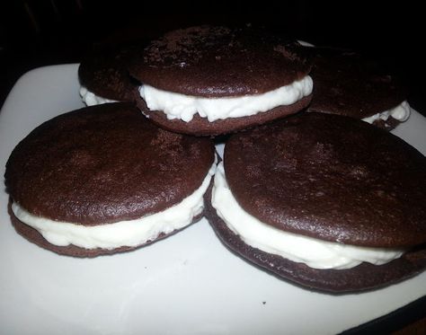 The Original Whoopie Pie (Gob Cake) | Just A Pinch Recipes Gob Cake Recipe, Gob Cake, Gobs Recipe, Whoopee Pie, Chocolate Whoopie Pies, Whoopie Pie, Cookie Brownie Bars, Amish Recipes, Whoopie Pies