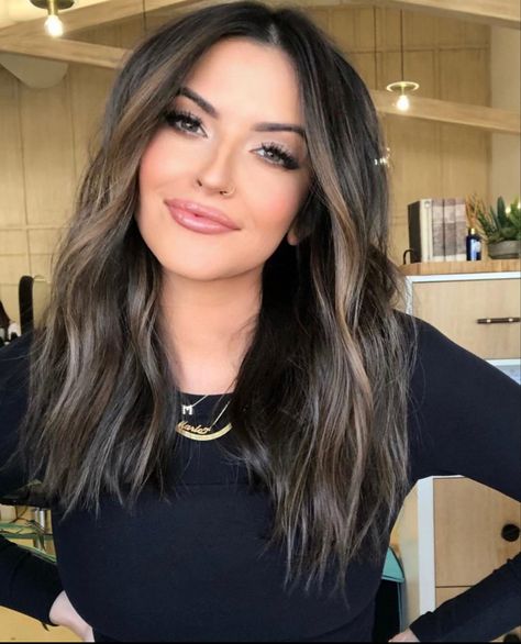 Tia Booth Hair, Cool Black Hair, Tia Booth, Long Angled Bob Hairstyles, Hair With Highlights, Top Pic, My Babe, Brunette Hair With Highlights, Black Hair With Highlights