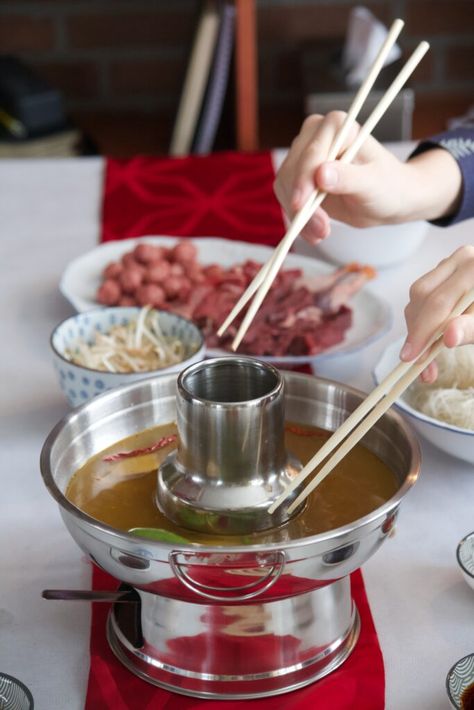 Asian Hot Pot Recipe, Chinese Fondue, Chinese Hotpot, Raclette Recipes, Hot Pot Recipe, Fire Pots, Hot Pot, Chocolate Fondue, Nom Nom