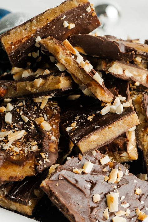 Butter Crunch Toffee, Buttercrunch Toffee, Christmas Toffee, Holiday Candy Recipes, Homemade Almond Butter, Almond Brittle, Butter Crunch, Almond Toffee, Crunch Recipe