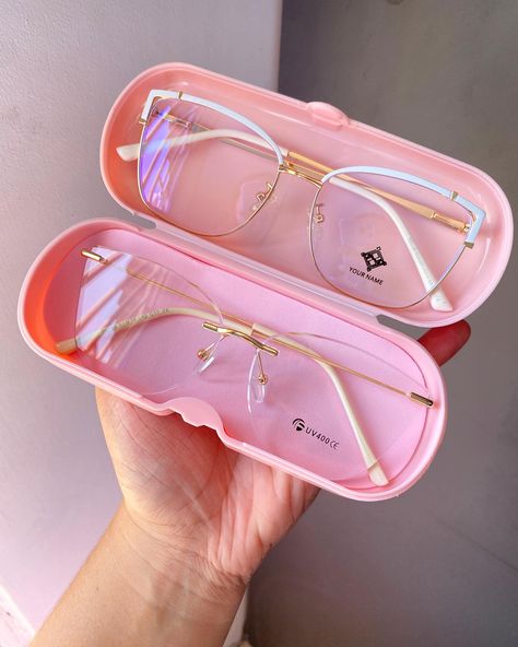 Gafas, lentes Specs For Round Face, Clear Glasses Frames Women, Cute Glasses Frames, Classy Glasses, Glasses Inspiration, Fancy Glasses, Chic Glasses, Clear Glasses Frames, Stylish Eyeglasses