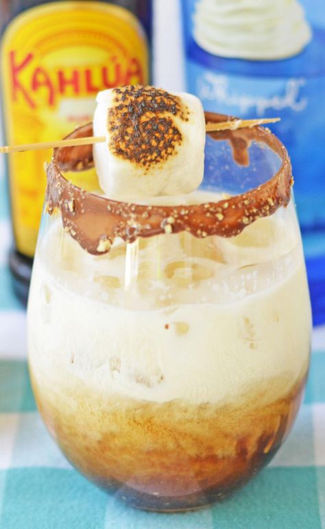 Smores Cocktail Smokey Alcohol Drinks, Smores Cocktail Whiskey, Campfire Alcohol Drinks, S’mores Drink Recipe, S’more Alcohol Drink, S'mores Cocktail, Smores Drink Alcohol, Smores Alcoholic Drinks, Smores Baileys Recipes