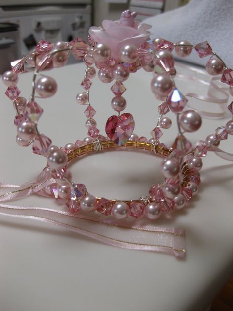 This is the crown i made for my friend! 4+ hours of work lots of crystals lots of pearls Lots of wire Wire Crown, Crown Decor, Hime Gyaru, 귀여운 음식 그림, Mini Crown, Wire Diy, Diy Crown, For My Friend, Wire Crafts