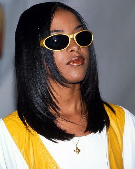 Aaliyah 1995, Black Hair 90s, Rip Aaliyah, Aaliyah Hair, Soul Train Awards, Aaliyah Style, 90s Sunglasses, Aaliyah Haughton, Soul Train