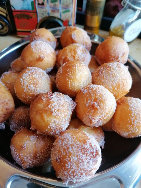 These fun, easy and quick yogurt donuts coated with cinnamon sugar are fluffy, delicious and highly addictive. #joghurtbällchen #howto #donuts #doughnuts #greekyogurtdoughnuts #fatcakes #kidfriendly #beignets #picnic #travelsnack #breakfast #afternoontea #baking Yogurt Donut Holes, Cinnamon Sugar Yogurt Donuts Milk Street, Donut Recipe No Yeast, Air Fry Donuts, Yeast Donuts, Cinnamon Donuts, Cinnamon Sugar Donuts, Sugar Donut, Greek Yogurt Recipes