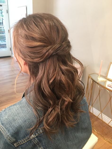 Beautiful half updo by @leathebeautyartist Straight Hair Updo Easy, Long Hair Half Updo, Updo Long Hair, Straight Hair Updo, Updo Easy, Braided Half Updo, Half Updo Hairstyles, Half Updo, Athletic Hairstyles