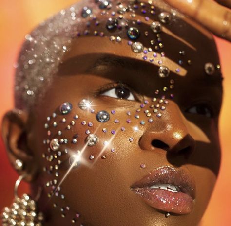 Pearl Makeup Looks Black Women, Gems Photoshoot, Gems On Face, Rhinestones On Face, Gold Goddess Makeup, Stone Makeup, Short Platinum Blonde Hair, Diamond Makeup, Pearl Mask