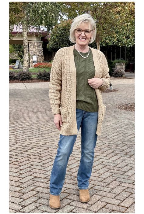 App Campaign, Sweater And Jeans Outfit, Hiker Style, Neutral Outfits, Leveling Up, Older Women Fashion, Better Style, Wear Green, Long Torso