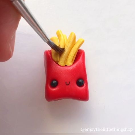 Polymer clay fries charm tutorial!🍟❤️Let me know your thoughts down below!!:) Here are all the materials I used to create this piece... -… Kawaii Clay, Beads Of Courage, Kids Clay, Polymer Crafts, Clay Food, Polymer Clay Charms, Polymer Clay Tutorial, Clay Tutorials, Clay Charms