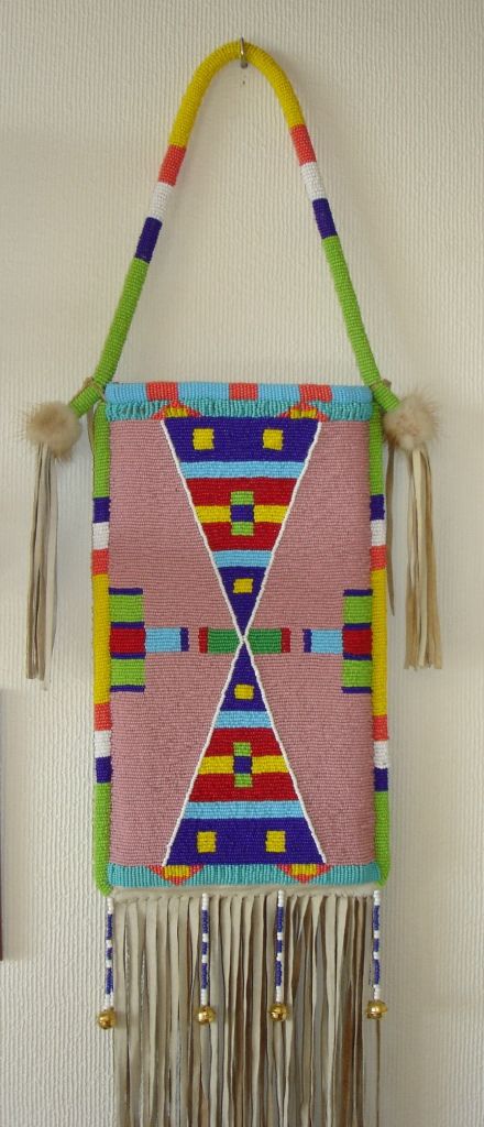 Crow mirror bag. Mikhail Vinogradov's works.  https://www.facebook.com/mikhacloud Crow Beadwork Designs, Crow Beadwork, Native American Medicine Bag, Mirror Bag, Bag Mirror, Beadwork Ideas, Native American Beadwork Patterns, Beaded Pouch, Designing Home