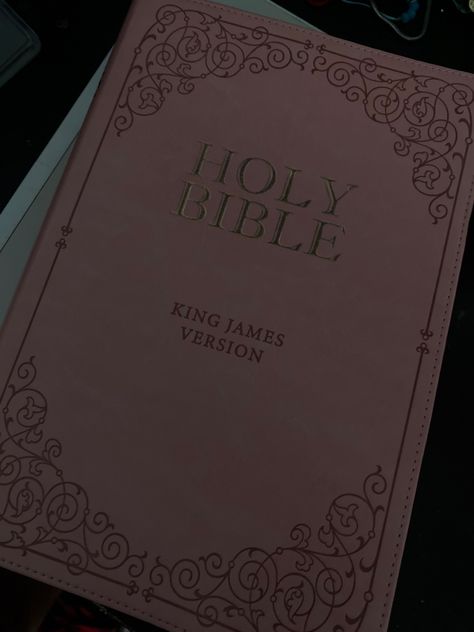 Holy Bible Aesthetic, Pink Bible Aesthetic, Pretty Bibles, Bible For Women, Pretty Bible, Kjv Study Bible, Pink Bible, Bible Aesthetic, Women Of God