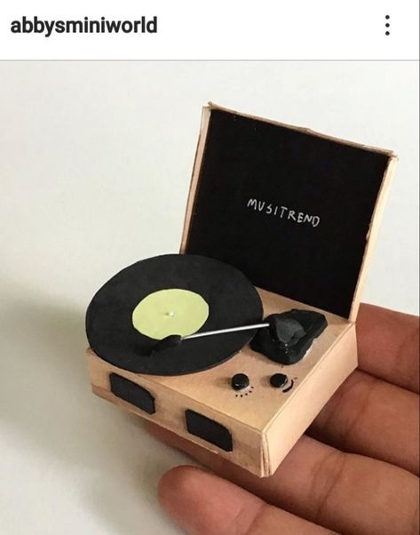 Music Clay Art, Clay Record Player, Diy Record Player, Mini Record Player, Diy Record, Ideas Ceramica, Decorate Ideas, Winter Arc, Record Boxes