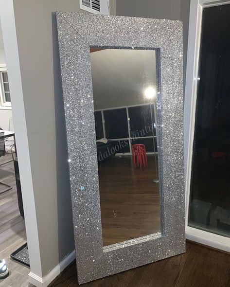 Glitter Mirror Frame Diy, Glam Mirror Diy, Sparkly Mirror, Glam Apartment Decor, Glitter Furniture, Glam Mirror, Glitter Mirror, Glamour Decor, Custom Painted Furniture