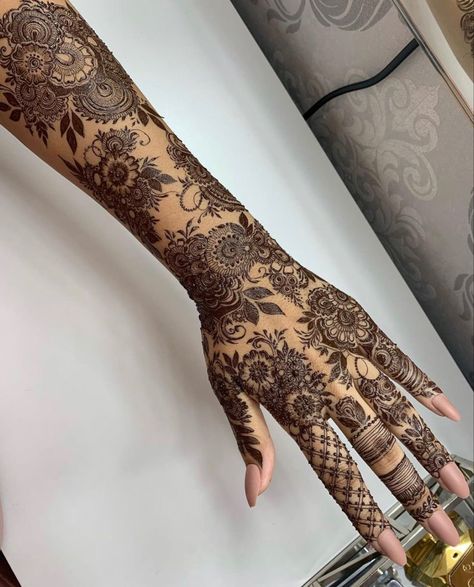 Bridal Henna Somali, Long Henna Designs, Big Henna Designs, Somali Henna Designs, Henna Sleeve, Wedding Henna Designs, Cute Henna Designs, Cute Henna Tattoos, Henna Style Tattoos