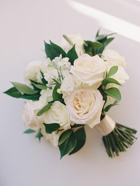 Read More: https://www.stylemepretty.com/2021/12/13/youll-love-the-ocean-backdrop-at-this-classic-huntington-beach-wedding/ Bridal Bouquet Beach Wedding, Wedding Bouquet Types, White And Greenery Bridal Bouquet, Wedding Bouquets Minimalist, Bridesmaid White Bouquet, Simple Wedding Flower Arrangements, Neutral Beach Wedding, Wedding Colors Beach, Beach Wedding Flowers Bouquet