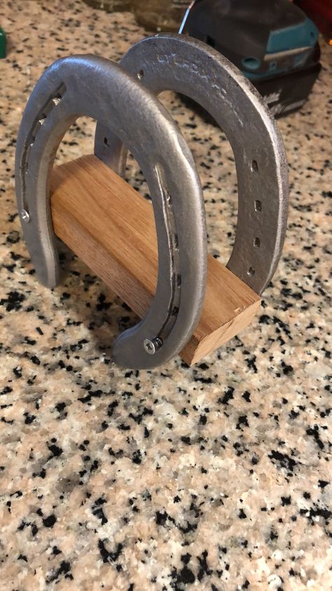 Horseshoe Wood Projects, Horse Shoe Decor Ideas, Horse Shoes Ideas, Horseshoe Napkin Holder, Horse Shoe Crafts Diy Ideas, Simple Western Home Decor, Horse Shoes Crafts, Horse Shoe Ideas, 4h Project Ideas