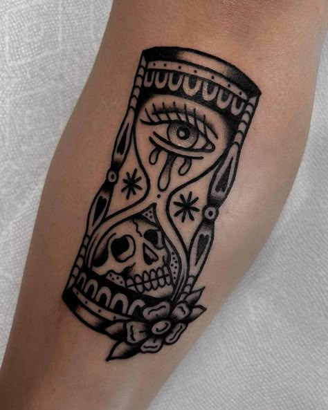 Traditional Style Tattoo, Hourglass Tattoo Ideas, Traditional Tattoo Sleeve, Traditional Tattoo Black And White, Knee Tattoo, Traditional Black Tattoo, Leg Sleeve, Traditional Tattoo Inspiration, Hourglass Tattoo