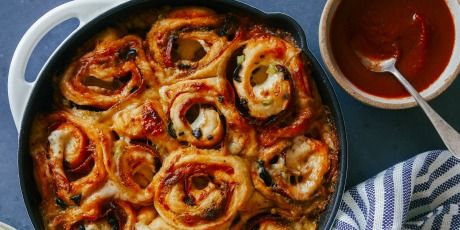 Rolls of cheesy, golden baked pizza dough filled with peppers, olives, and two different sauces. Pizza Rolls Recipe, Food Network Recipes Pioneer Woman, Pizza Roll Recipe, Ree Drummond Recipes, Pioneer Woman Ree Drummond, Pizza Calzone, Pizza Flatbread, Food Network Canada, Pizza Dough Recipe