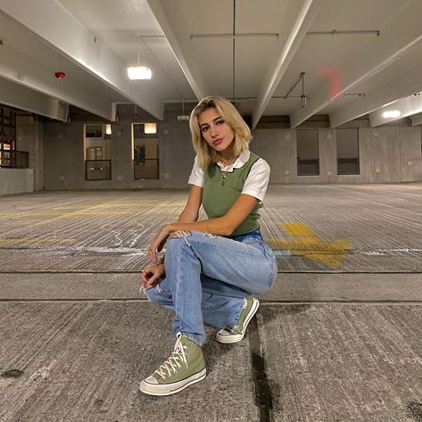 dea avdulla on Instagram: “🐛🥝🧪” Colorful Converse Outfit, Green Converse Outfits, Converse Aesthetic Outfit, Nyc Outfits Aesthetic, Green Converse Outfit, Converse Outfit Aesthetic, Aesthetic Outfit Black, Nyc Aesthetic Outfit, Y2k Fashion Winter