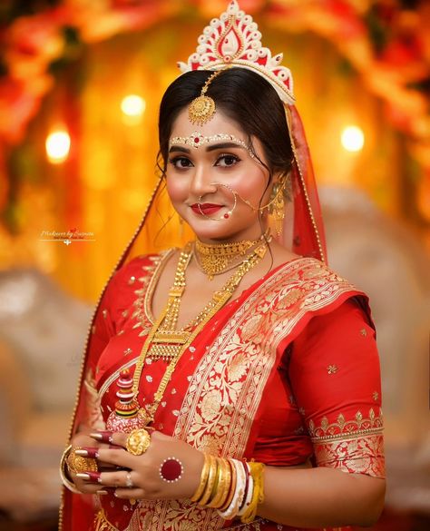 Simple Bengali Bridal Look, Bengali Wedding Look, Bengali Bride Makeup, Bengali Marriage, Gaye Holud, Saree Hairstyles, Wedding Outfits For Groom, Bengali Bridal Makeup, Indian Wedding Bride