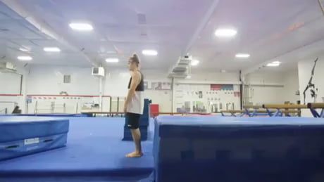 Backflip Tutorial, Gymnastics Tricks, Trening Sztuk Walki, Back Tuck, Gymnastics Skills, Self Defense Martial Arts, Gymnastics Videos, Fitness Video, Martial Arts Techniques