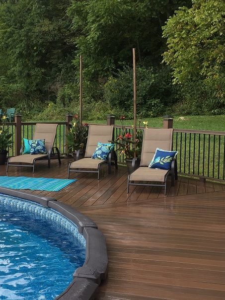 Above-ground pool deck surround. Composite or PVC decking is a good choice over wood. Here's why. Pool Deck Decorations, Landscaping Pool, Oberirdische Pools, Pool Deck Plans, Deck Pool, Pvc Decking, Swimming Pool Decks, Pool Hacks, Pool Life