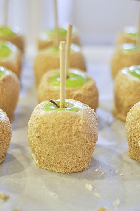 Apple Pie Caramel Apples | Recipe from Your Homebased Mom Apple Pie Caramel Apple, Father Of The Bride House, Caramel Apple Kits, Make Caramel Apples, Melt Chocolate In Microwave, Gourmet Caramel Apples, Perfect Apple Pie, Candy Apple Recipe, Caramel Apples Homemade