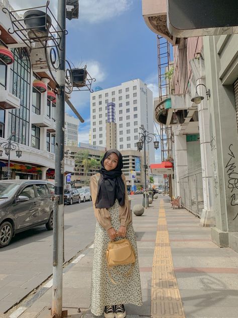 wherever you're be a good one, cause you get what you give. luv <3#ootdhijab #koreanlooks #bandung #braga #lightroom Bandung Outfit, Simple Hijab Outfit, Outfit Trip, Get What You Give, Simple Hijab, Hijab Outfit, Lightroom