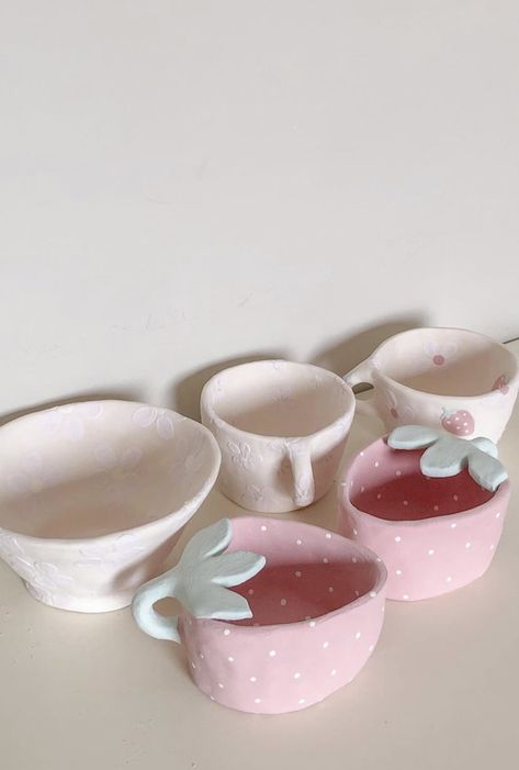 Pottery Ideas Aesthetic, Cute Pink Aesthetic, Ceramic Cute, Dish Ceramic, Clay Diy Projects, Tanah Liat, Clay Crafts Air Dry, Pottery Crafts, Diy Pottery