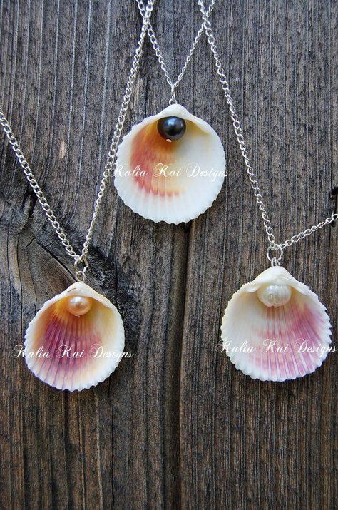 This would be a great jewelry project for the residents at the assisted living facility! Beaded Dangle Necklace, Dangle Necklace, Pola Gelang, Seashell Jewelry, Dangle Necklaces, Seashell Necklace, Mermaid Necklace, Seashell Crafts, Shell Jewelry