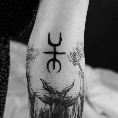 Tatuagem de bruxa: 70 ideias que emanam a sabedoria e o poder feminino Back Tattoo, Tattoos And Piercings, Phoenix, Piercings, Tattoos