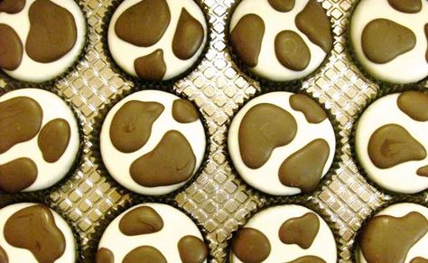 1 Dozen COW SPOTS Chocolate Covered Oreos by sweetiesbykim on Etsy Cowboy Classroom, Oreos Cookies, The Chocolate Touch, Panda Cupcakes, Smash Box, Cow Prints, Cowboy Theme Party, Bear Cupcakes, Amazing Cookies