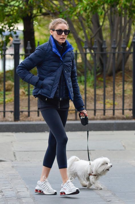 Puffer Jacket Stile Olivia Palermo, Dog Walking Outfit, Walking Fashion, Johannes Huebl, Celebrity Dogs, Estilo Olivia Palermo, Olivia Palermo Lookbook, Design Darling, Short Puffer Jacket