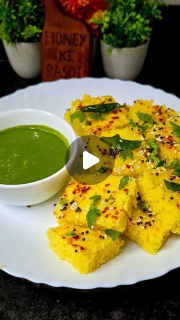 Honey Ki Rasoi Se on Instagram: "Kal Nashte Me Yahi Banana 😋👌

Chutney Ingredients 
Coriander leaves 
Green Chilies 
Curry leaves 
Salt
Sugar
Garlic 2-3
Bhujia namkeen 2 tblspn 
Lemon juice 
Icecubes 
.
.
.
Follow @honey.ki.rasoi.se
For more Easy Recipes...❤️#honeykirasoise

 #recipes #recipeoftheday #breakfastideas #easyrecipe #healthyfood #kidstiffinbox #dhokla" Dhokla Recipe, Tiffin Box, Coriander Leaves, Curry Leaves, Green Chilies, Recipe Of The Day, Lemon Juice, Chutney, Easy Recipes