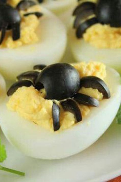 Snack Halloween, Recetas Halloween, Spooky Spiders, Halloween Appetizers, Healthy Halloween, Deviled Eggs Recipe, Halloween Goodies, Snacks Für Party, Halloween Snacks