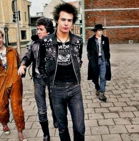 Sid Vicious Outfit, Sid Vicious Style, British Punk Fashion, Punk Fashion Men, Stile Punk Rock, Nancy Spungen, Punk Guys, Eindhoven Netherlands, John Lydon