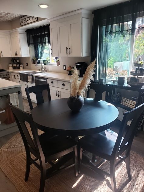 Black Kitchen Table, White Kitchen Table, Kitchen 2021, Kitchen Black, Round Dining Set, Black And White Decor, Black Table, Black Kitchens, Breakfast Nook