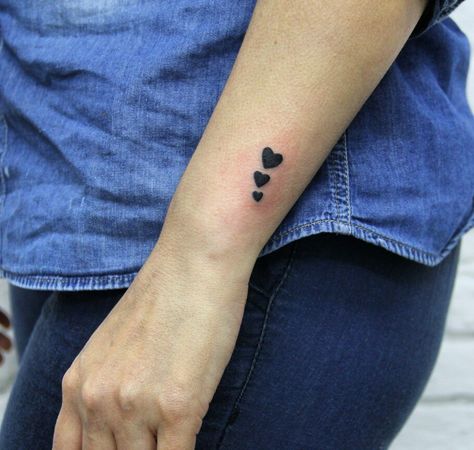 Hearts Wrist Tattoo, Three Hearts Tattoo, 3 Hearts Tattoo, Tattoos Heart, Black Heart Tattoos, Hearts Tattoo, Cute Hand Tattoos, Tattoo Heart, Cool Tattoo