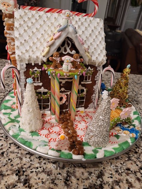 Gingerbread House Candyland, Candy Land Gingerbread House, Gingerbread Houses Ideas, Gingerbread House Designs, Gingerbread House Ideas, Gingerbread Christmas Decor, Houses Ideas, Gingerbread Christmas, Gingerbread Houses