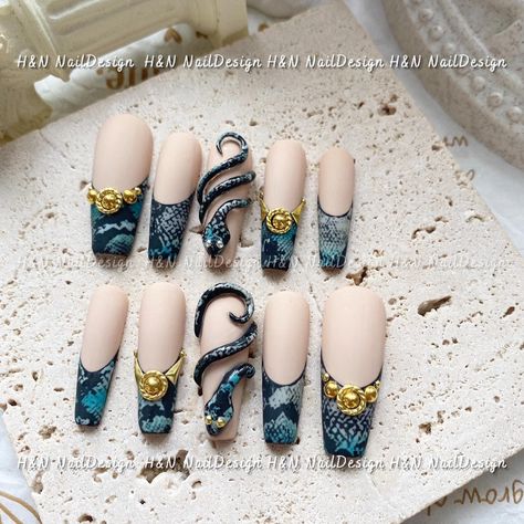 January Nails Ideas, Medusa Nails, Easy Halloween Nail Art, Summer Nails Coffin, Halloween Nail Art Tutorial, Fun Halloween Nails, Halloween Nails Easy, Witchy Nails, January Nails