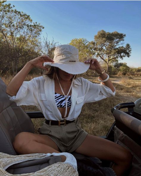 Safari Trip Outfit, Zimbabwe Outfits, Jungle Style Outfit, Safari Vacation Outfit, Outfits For Safari Trip, Safari Honeymoon Outfit, Tanzania Outfit Ideas, Safari Theme Outfit Women, African Safari Outfit Women